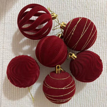 Load image into Gallery viewer, Luxurious Velvet Christmas Bauble Set
